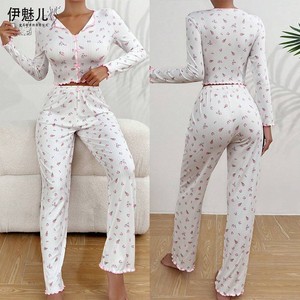 Pyjama pantalon à manches courtes et col en V pour femmes, style européen et américain, nouveau style d'été, haut de gamme, motif floral doux, confortable - Product Image 1