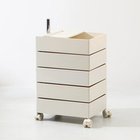 Table de chevet en bois avec poignée en métal de style français, élégante et moderne, avec un espace de rangement ouvert
