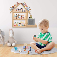 Étagère de présentation à 3 niveaux en bois de pin en forme de maison avec station de charge latérale pour figurines, poupées et objets de collection