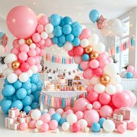 Guirlande d'arche de ballons personnalisée rose, bleue et dorée pour fête de naissance, par Balloon Factory, comprenant des ballons de 5 à 36 pouces.