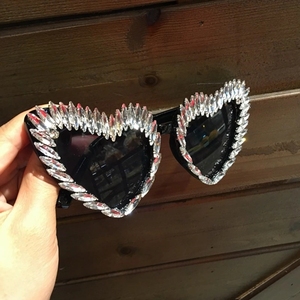 Occhiali da sole da donna in stile Chicl Luxury retrò Love a forma di cuore occhiali da sole estivi con lenti a strass e lenti a specchio - Product Image 2