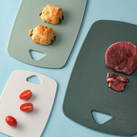 Juego de 3 Tablas de Cortar de Plástico con Código de Color, Tablas de Cortar Nórdicas Macaron con Orificio Triangular para Colgar, Superficie Antideslizante