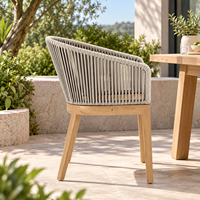 Transformez n'importe quel coin de jardin ou balcon en espace de détente avec des chaises en teck conçues pour un confort durable, design tropical intemporel.