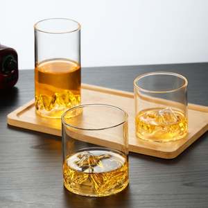 Bureau en verre à whisky avec poignée en verre à bière japonais avec vue sur la montagne - Product Image 3