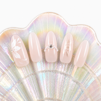 Faux ongles à presser forme cercueil moyenne, romantiques, minimalistes, élégants, blanc nacré, motif fleur cœur et strass