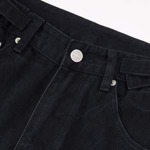 Design Vintage con Pittura a Inchiostro che Disturba il Comfort dei Jeans Larghi. Jeans Neri Usurati e Strappati. - Product Image 5