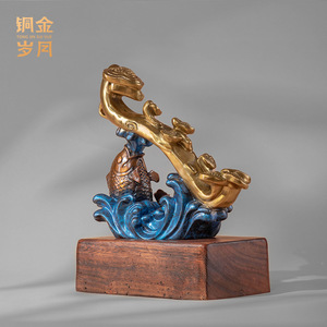 Adorno de Latón con Diseño de Carpa Auspiciosa Ruyi Koi, Decoración de Escritorio Feng Shui, Regalo de Inauguración de Casa, de Copper Art Workshop - Product Image 4