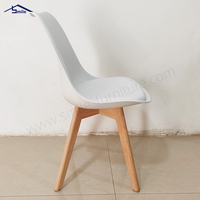 Chaise de salle à manger moderne en plastique PP de style nordique, pieds en bois massif, ergonomique et durable pour restaurant, hôtel, café, bar à domicile