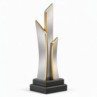 Trophée en résine médaillon, disque argenté avec canal doré en Y, gravure personnalisée, impression UV, récompense écologique sur piédestal cintré