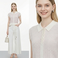 Blusa de punto transpirable blanca de verano para mujer con cuello polo, manga casquillo y diseño de rejilla hueca con puntos de diamantes de imitación