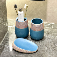 Ensemble de comptoir de salle de bain en céramique bleue avec des tasses arrondies et une porte-savon ovale pour les toilettes d'hôtel, les toilettes d'appartement, les toilettes à domicile