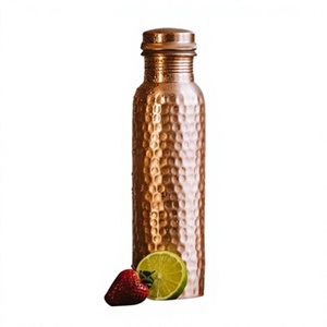 Bouteille d'eau en cuivre indien écologique avec poignée et paille, isolation chaud/froid, style européen pour la maison et le bureau - Product Image 1