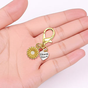 Llavero Abridor de Botellas Personalizable con Diseño de Margarita Dulce, Aleación de Zinc, Amuleto de Moda con Eslogan 'Gracias', Regalo Metálico Versátil - Product Image 6