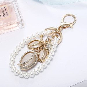 Portachiavi con ciondolo a forma di tulipano in cristallo e perle, design alla moda, per auto - Product Image 1