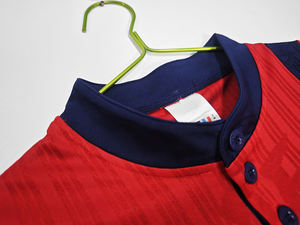 Camiseta de Local de la Eurocopa '96, Rayas Rojas y Amarillas, Estampado de Raúl, 100% Poliéster, Secado Rápido, Bajo MOQ, Pedido al por Mayor, Fuente Directa de Fábrica, Iberia - Product Image 3