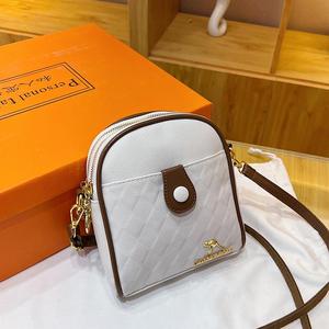 กระเป๋าโทรศัพท์มือถือแบบสะพายข้าง PU ลายปักใหม่ พร้อมกระเป๋าใส่เหรียญและช่องใส่ของหลายช่องเพื่อการใช้งานที่สะดวก - Product Image 2