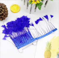 Frange de plumes plates en forme de triangle de dinde en gros pour la décoration de vêtements de fête, chapeaux et robes
