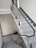 Escalier droit moderne avec garde-corps et main courante en verre trempé, design élégant pour villa