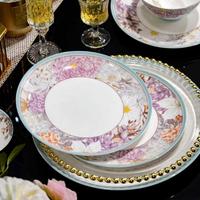 Service de table en porcelaine fine à motifs floraux violets vibrants avec bordure bleu clair, vaisselle en céramique haut de gamme pour banquets