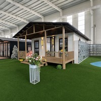 Maison conteneur extensible avec porche couvert, 20 pieds, cadre noir, toit à pignon, fenêtres en treillis, clé en main pour location de vacances