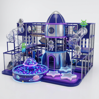 Structure de jeu intérieure sur le thème de la jungle personnalisée, grande structure de jeu souple avec toboggan et filet d'escalade, équipement de terrain de jeu intérieur pour enfants