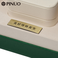 Coffret cadeau de bijoux PINUO, boîte à bagues en cuir PU vert foncé, insert en velours crème, plaque personnalisée avec logo, emballage de mariage