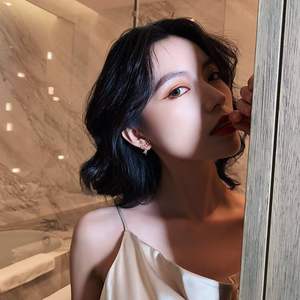 Boucles d'oreilles pendantes QX élégantes en forme d'étoile à huit branches pour femme, en alliage, pour mariage ou usage quotidien, design simple et personnalisé, avec pierre principale en moissanite - Product Image 2