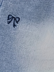 Shorts décontractés pour jeunes filles en tissu peigné avec broderie en forme de nœud - Bleu clair Coupe régulière Taille haute Vêtements de printemps Couleur résistante à la décoloration - Product Image 3