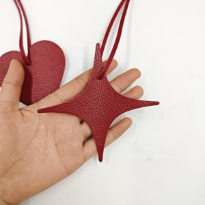 YY Prêt Stock Étoile PU <span class=keywords><strong>Cuir</strong></span> Charmes Porte-clés Vin Rouge Amour Forme Pendentif Sac Charme Accessoire Chanceux Pendentif Sac Ornements Cadeaux - Product Image 4