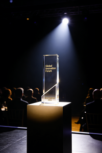 Trofeo in Acrilico Personalizzato per Competizioni Aziendali - Premio per Conferenze con Personalizzazione Rapida di Logo e Titolo - Product Image 2