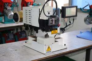 Outils de sertissage de ceinture en cuivre semi-automatique Machine de pressage d'épissage de joint de fil de cuivre avec moniteur agrandi - Product Image 2