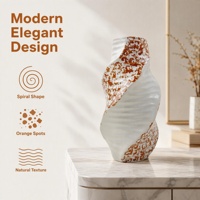 Vase en céramique artisanal torsadé et émaillé, style moderne et artistique, pour décoration de table console et d'intérieur, luxe, en stock, personnalisable