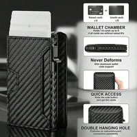 Dompet pendek pria mewah kustom serat karbon kulit PU bergaris tempat kartu penghalang RFID dengan Popup casing penutup aluminium Dompet