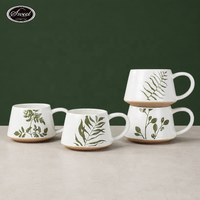Mug en céramique fait main, finition mate vert sauge, motif de feuilles botaniques vertes et blanches, vente en gros personnalisée