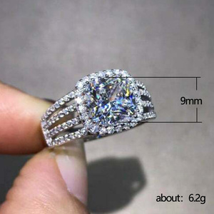 Elegante Anello da Donna con Micro-Pavé di Zirconia Cubica e Diamanti Simulati, Fascia alla Moda con Gemma Taglio Quadrato - Product Image 5
