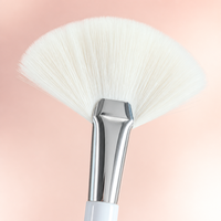 Ensemble de 3 pinceaux éventail professionnels pour poudre libre et illuminateur, à poils en nylon doux, virole chromée, manche blanc, vente en gros, personnalisable