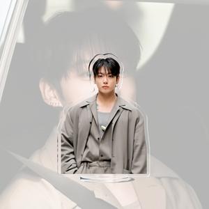 10CM KPOP JUNGKOOK HD Photo Deux Côtés Imprimer Acrylique Standee Magazine <span class=keywords><strong>Action</strong></span> Stand <span class=keywords><strong>Bureau</strong></span> Décor Affichage Modèle Fans Cadeau D'anniversaire - Product Image 6