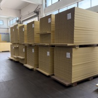 Fabricant Direct – Ensemble de Cadres de Porte et Architraves WPC Modernes, Étanche et Résistant à l'Humidité, Solution Complète pour Projets Hôteliers