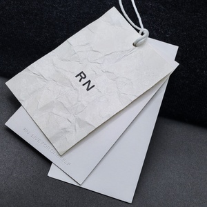 Étiquettes de vêtements en papier texturé froissé à trois couches avec slogan en relief, étiquettes suspendues pour les vêtements de créateurs indépendants - Product Image 3