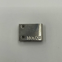 Label Logo Logam Embos Multi Warna Custom Huruf Persegi Panjang Plat Merek Ramah Lingkungan Aksesoris Perlengkapan Tas Pakaian