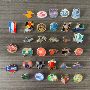 Spille Sportive in Metallo all'Ingrosso, Spille da Bavero con Angeli <span class=keywords><strong>della</strong></span> Squadra <span class=keywords><strong>di</strong></span> Basket USA, Spille Souvenir in Metallo Lucido Placcato Oro Stampate OEM per Vestiti - Product Image 1