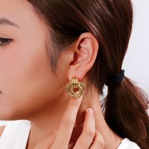 Trendy 18K altın kaplama bükülmüş çok katmanlı çapraz çizgiler paslanmaz çelik Hoop küpe kadınlar için benzersiz takı tasarım - Product Image 2