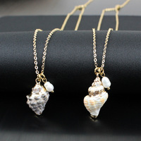 Collier de style plage en acier inoxydable avec chaîne créative, coquillages, perles et pendentifs dorés en nacre