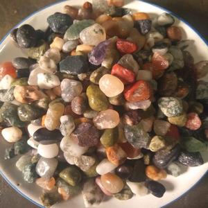 Piedra de río natural Cuentas en forma de guijarros pulidos altos y guijarros de decoración pulidos más pequeños al por mayor - Product Image 1