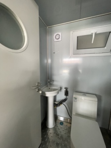 Toilettes modulaires portables en panneaux sandwich modernes - Toilettes préfabriquées écologiques et durables pour mariages en plein air, parcs, abris de voiture - Product Image 4