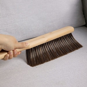 Cepillo para cama con mango de madera, tamaño grande, cerdas suaves, cepillo de limpieza para eliminar el polvo de alfombras y muebles - Product Image 1