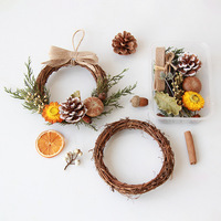 Matériel de bricolage fait à la main fleurs séchées décor de noël porte de voiture suspendu petit anneau en rotin cloches pommes de pin branches de pin arc couronnes