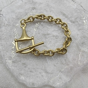 Pulsera de Acero Inoxidable Pulido de Alta Calidad con Diseño de Herradura y Cierre de Palanca, Joyería Ecuestre - Product Image 1