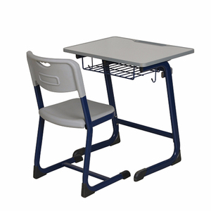 Bureau et chaise d'étudiant modernes en bois d'occasion pour l'école - Product Image 1