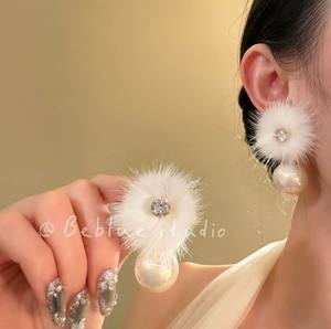 Boucles d'oreilles clous chat bleu en peluche moelleuse, mignonnes, style dessin animé, douces, petites, animales, douillettes pour l'hiver {Boucles d'oreilles pour femmes} - Product Image 6